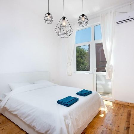 The White Apartment - Bogoridi Main Street Burgas City Exterior foto