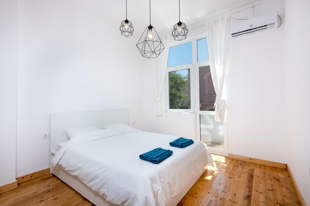 The White Apartment - Bogoridi Main Street Burgas City Exterior foto